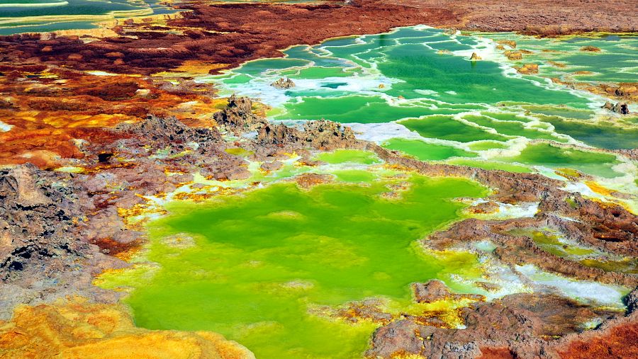 En Dallol abundan las charcas hipersalinas e hiperácidas, con valores de pH incluso negativos.