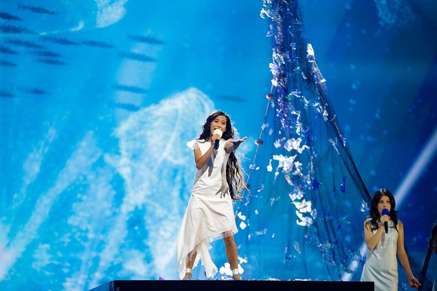 Vestirá moda sostenible con un vestido 100% reciclado y 100% reciclable 