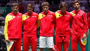 Los componentes del equipo español guardan un minuto de silencio por el padre de Roberto Bautista.