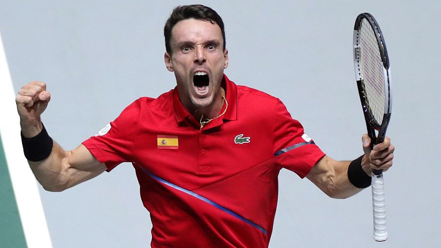 Roberto Bautista celebra el primer set ante el canadiense Felix Auger Aliassime.