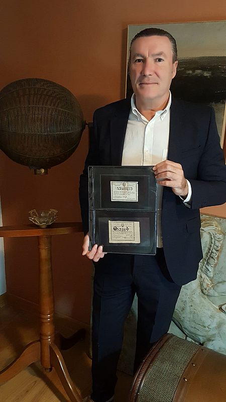 Juan Antonio Jiménez Carrión muestra la pieza más valiosa de su colección