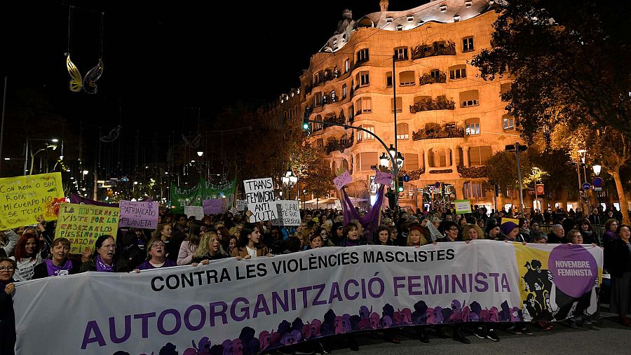 Manifestación con motivo del 25N en Barcelona a su paso por La Pedrera