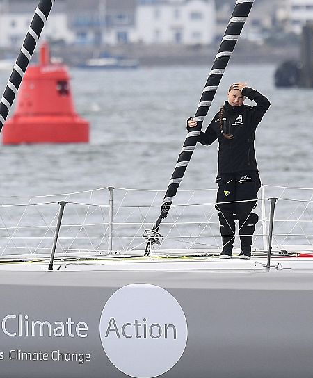 Greta Thunberg, en el puerto de Plymouth, antes de cruzar el Atlántico en embarcación impulsada por energías renovables.