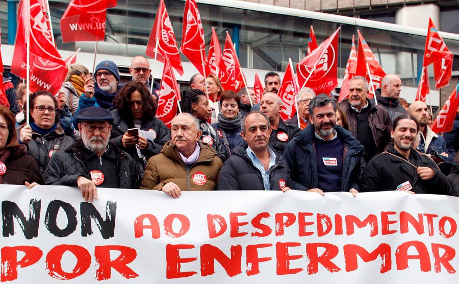 Más de un centenar de personas se han concentrado este miércoles ante los juzgados de A Coruña en una movilización convocada por UGT y CCOO.