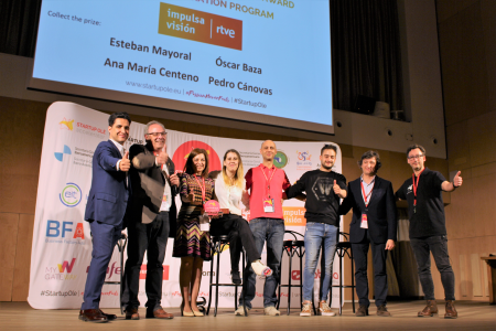  Miembros del Centro de Innovación RTVE recogen el premio a la Mejor Aceleradora 