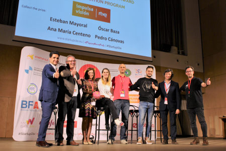 Miembros del Centro de Innovación RTVE recogen el premio a la Mejor Aceleradora