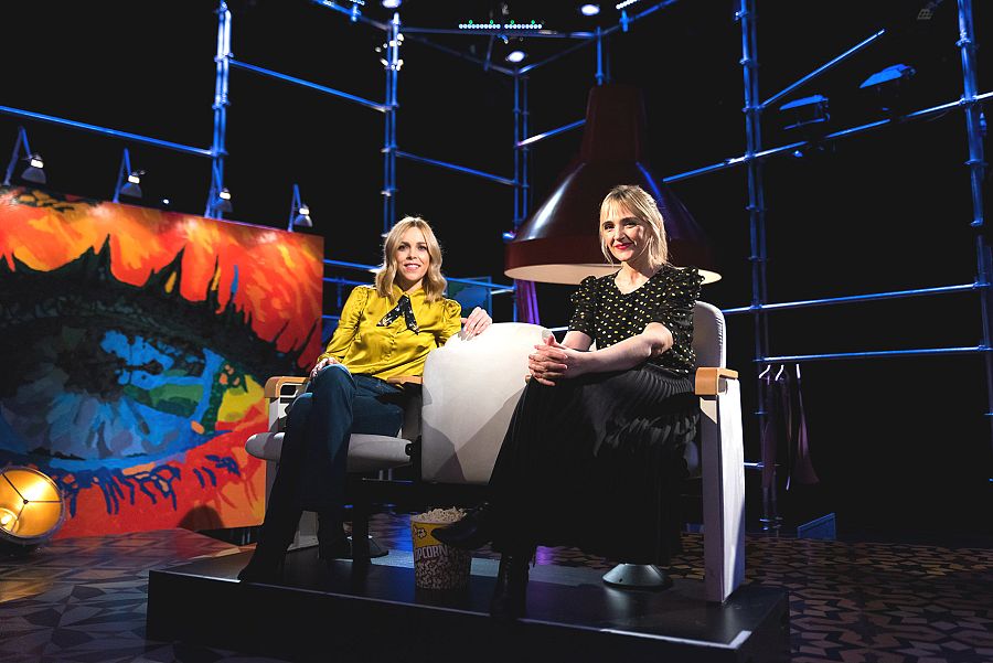 Tània Sarrias i Desirée de Fez assegudes en unes cadires de cinema per fer la secció