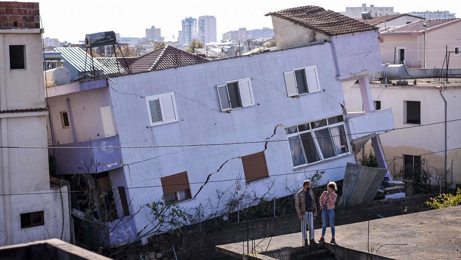Un edificio hundido en Durres, Albania, tras el terremoto de magnitud 6,4 en la escala Richter. Foto: Armend NIMANI / AFP