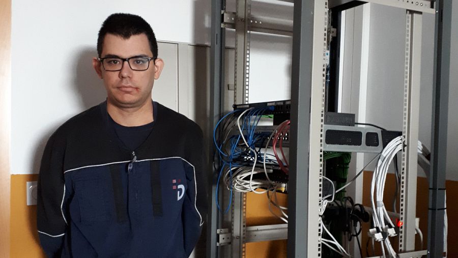 Miguel Ángel presenta autismo pero no ha sido un impedimento para dedicarse a ser mozo de almacén.