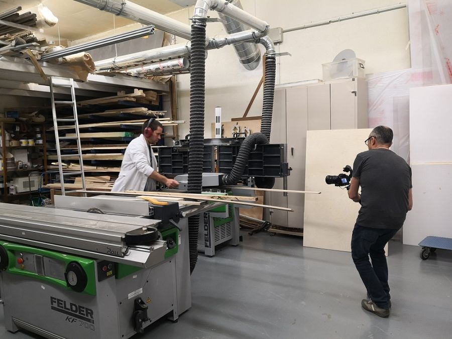 Imatge d'un treballador del Museu Nacional d'Art de Catalunya