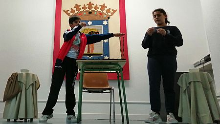 Un niño tapa el alambre