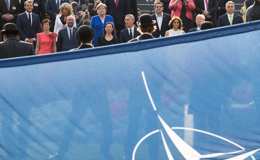 Líderes mundiales tras la bandera de la OTAN