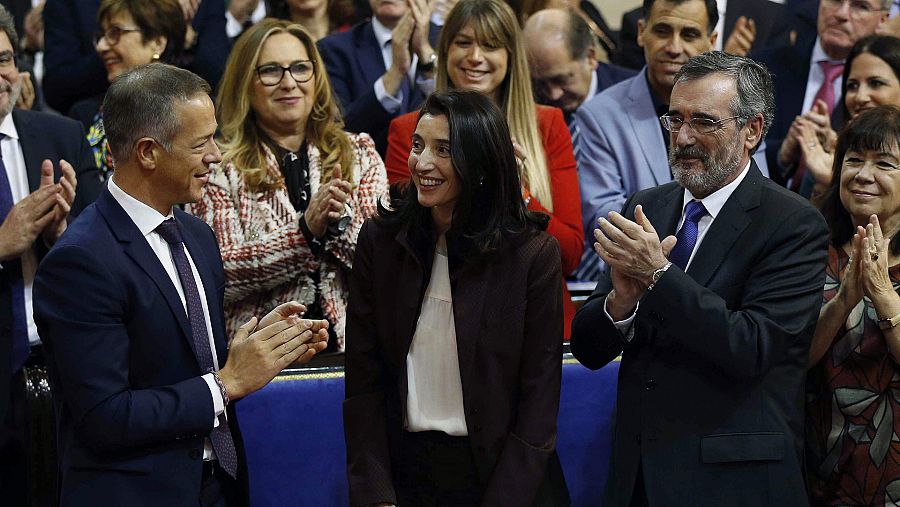 La nueva presidenta del Senado, Pilar Llop, felicitada por sus compañeros del PSOE.