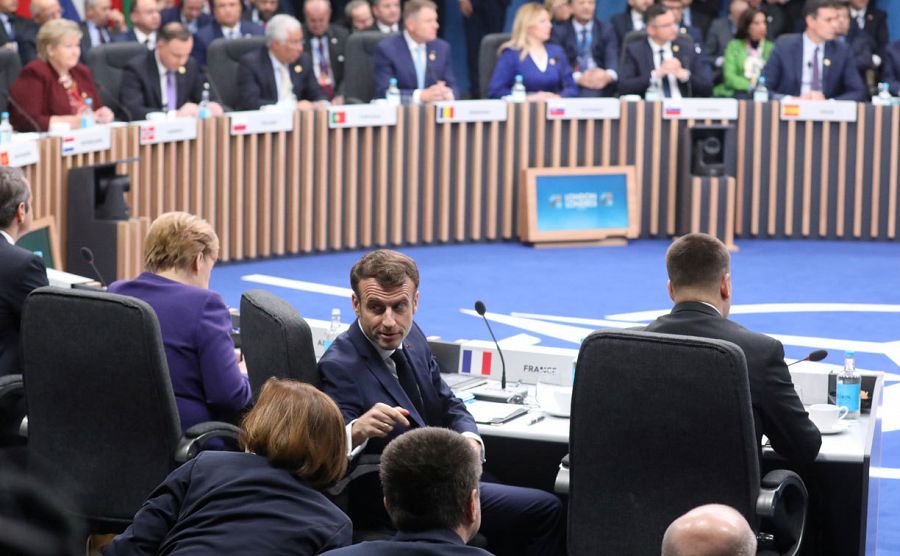 Macron se dirige a uno de sus asistentes durante la reunión de la cumbre de la OTAN celebrada en Londres con motivo de su 70 aniversario.