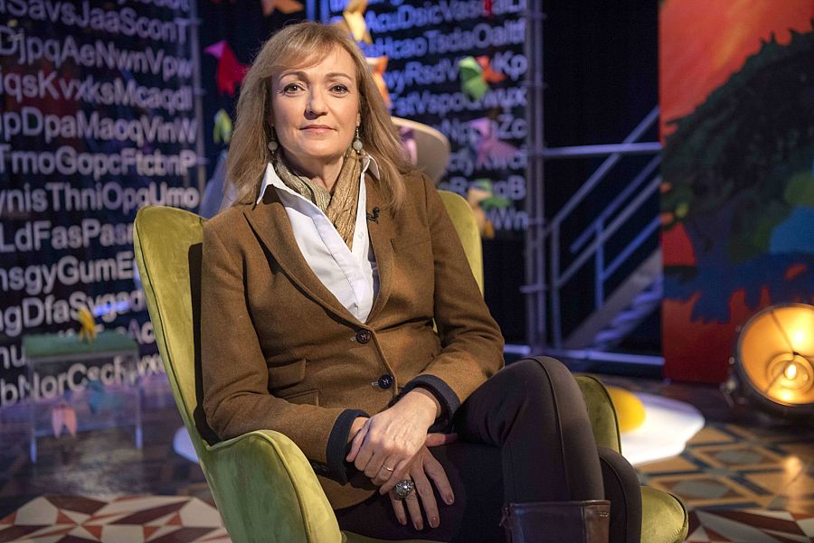 Cristina Morató asseguda a un sofà groc al plató de 'Punts de vista'