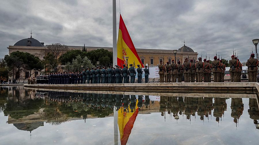 Las presidentas del Congreso y del Senado, Meritxell Batet y Pilar Llop, presiden el izado de la bandera nacional en la plaza de Colón de Madrid.