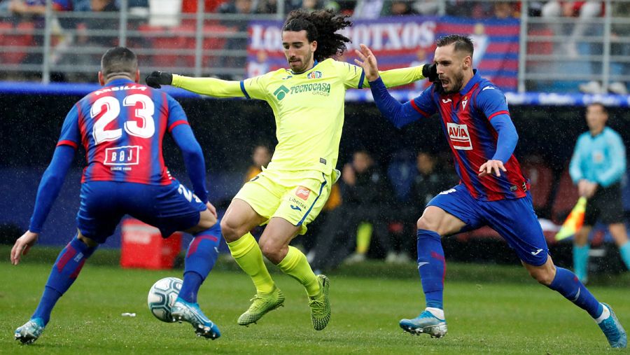 El centrocampista del Getafe Marc Cucurella (c) ante Correa y Arbilla