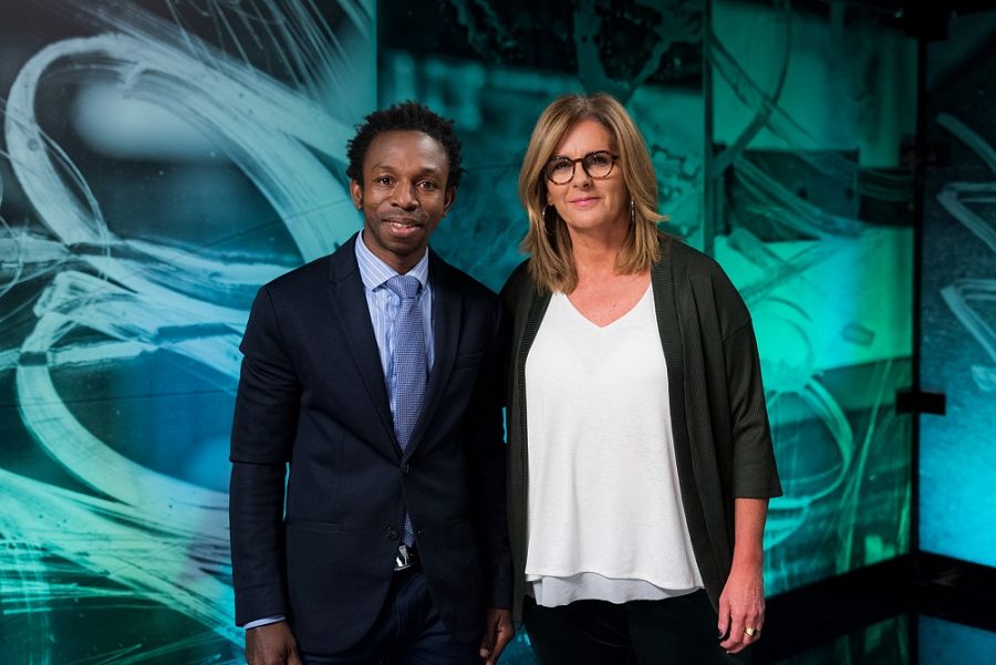 Ousman Umar i la presentador Anna Cler drets al plató del programa