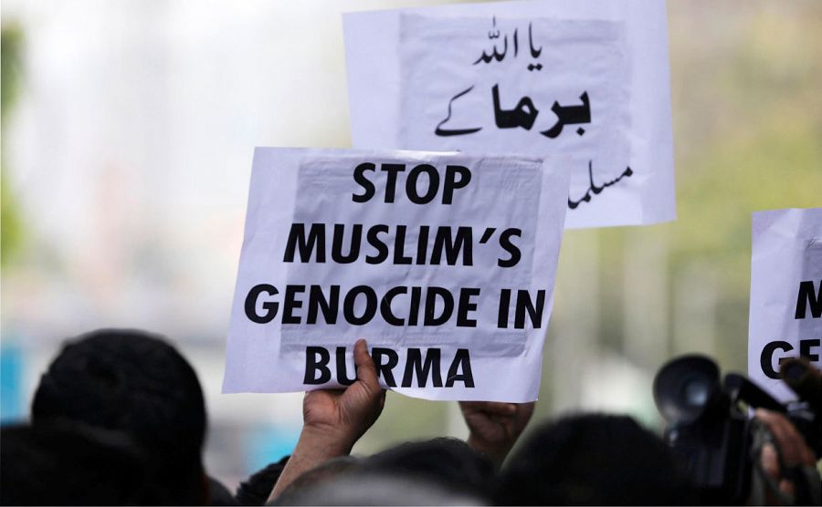 Varios empleados del gobierno cachemiro sostienen pancartas durante una manifestación contra la persecución en Birmania de la minoría musulmana rohinyá en Srinagar, la capital estival de la Cachemira india.