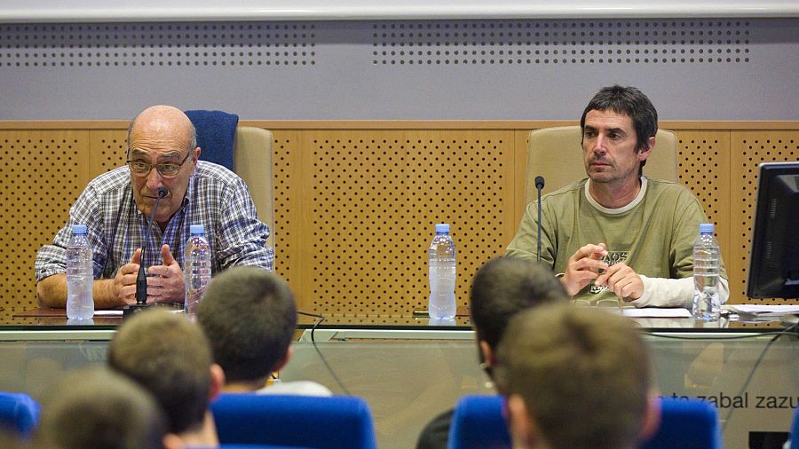 El expreso de ETA José Ramón López de Abetxuko y el abogado de la izquierda abertzale Txema Matanzas, durante la charla que han ofrecido en el campus de la Universidad del País Vasco en Vitoria