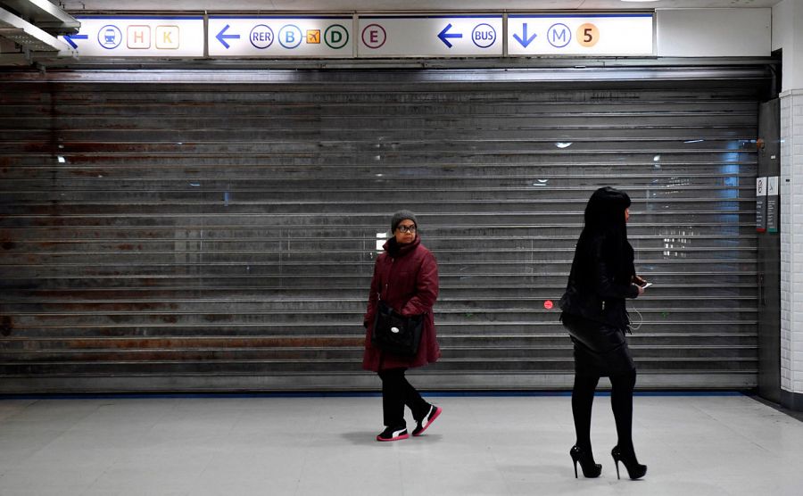 Una estación de metro permanece cerrada en el centro de París.