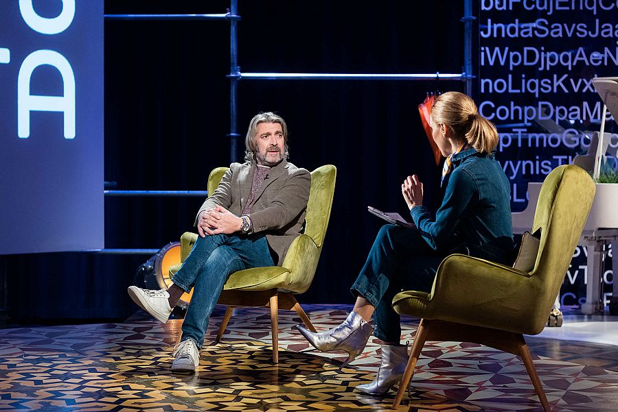 Pere Arquillué parla amb Tània Sarrias al plató de 'Punts de vista'