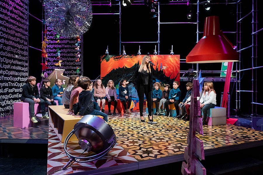 Moment de l'actuació de Gisela envoltada d'un grup de nens i nenes a 'Punts de vista'