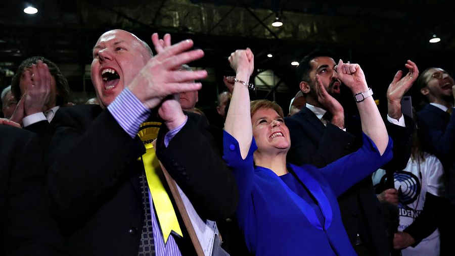 La líder nacionalista escocesa, Nicola Sturgeon, celebra los resultados electorales con sus simpatizantes