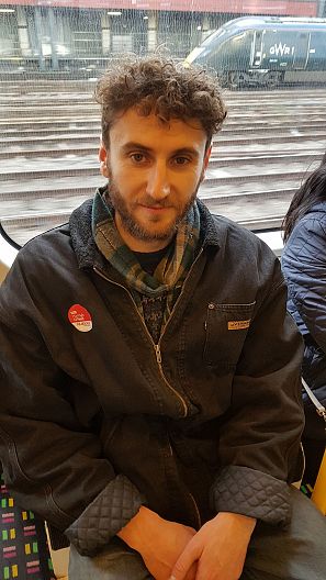 Louis luce su etiqueta laborista en el metro de Londres