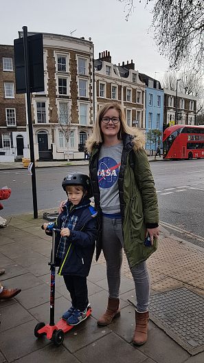 Catherine Lucky pasea por Lambeth