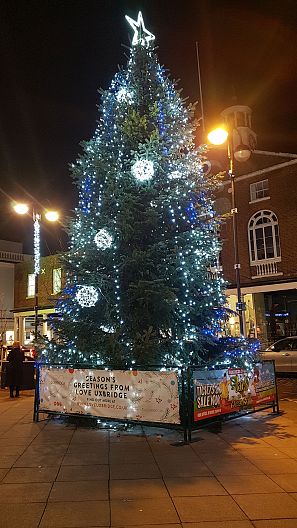Un árbol de Navidad en el centro de Uxbridge