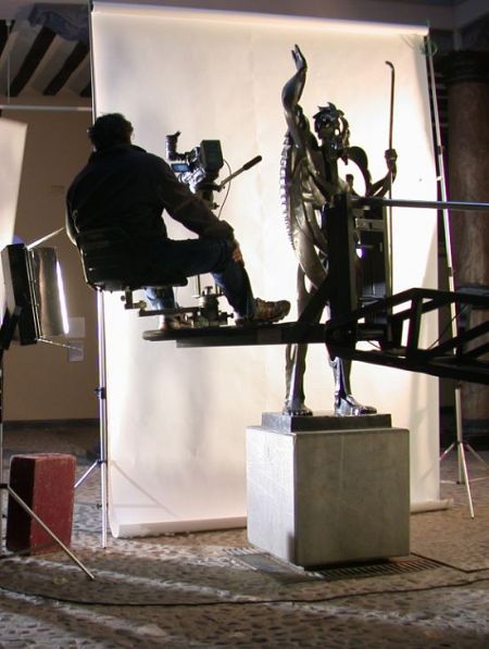 Cámara grabando la escultura 'El profeta'