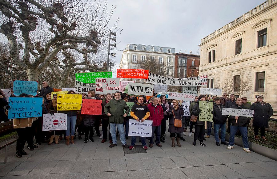 Manifestación en apoyo a los condenados en las inmediaciones de la Audiencia Provincial