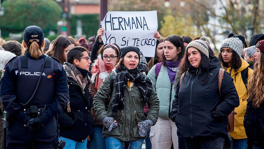 Manifestación en apoyo a la menor agredida sexualmente por tres exjugadores de la Arandina.