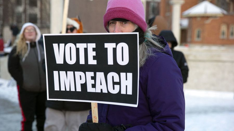 Manifestantes contrarios a Trump se reúnen en Monument Park