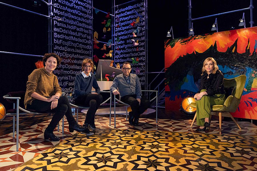 Míriam Iscla, Sílvia Bel, Sergi Belbel i Tània Sarrias asseguts en cadires al plató de 'Punts de vista'