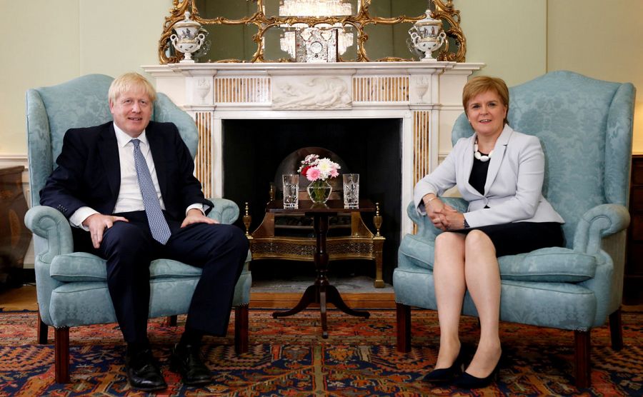 El primer ministro británico, Boris Johnson, posa con la primera ministra de Escocia, Nicola Sturgeon, en Edimburgo (Escocia) en una imagen tomada el pasado 29 de julio. 