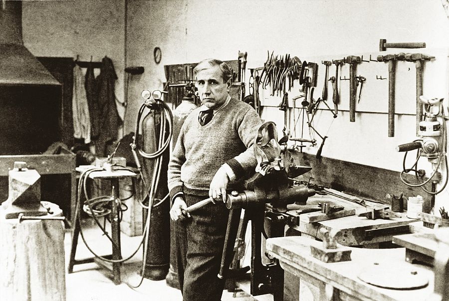 Pablo Gargallo en su estudio de París