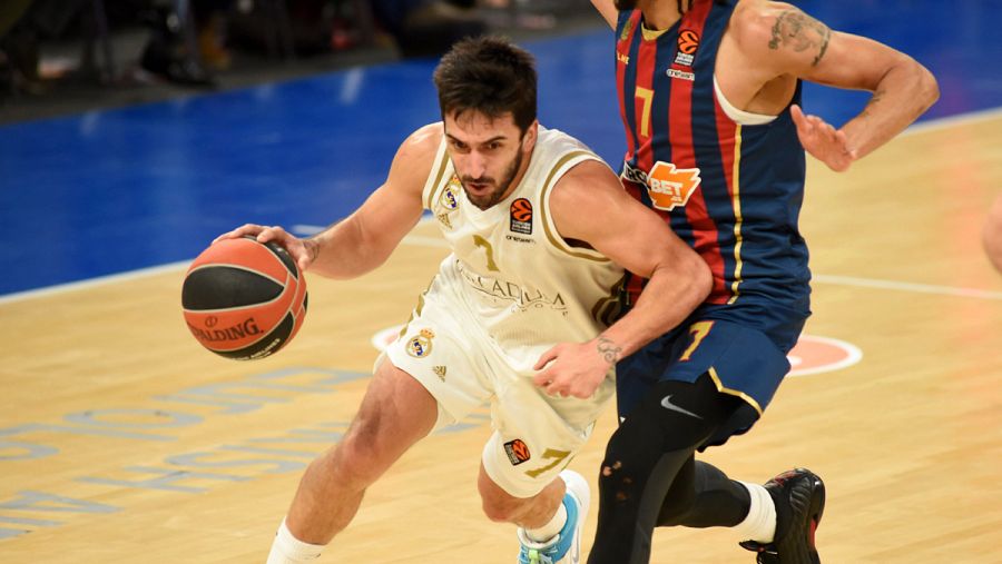 El pívot estadounidense Pierra Henry (d) y el base argentino Facu Campazzo