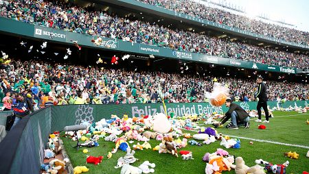 Lluvia de peluches al descanso para que ningún niño se quede sin Reyes Magos