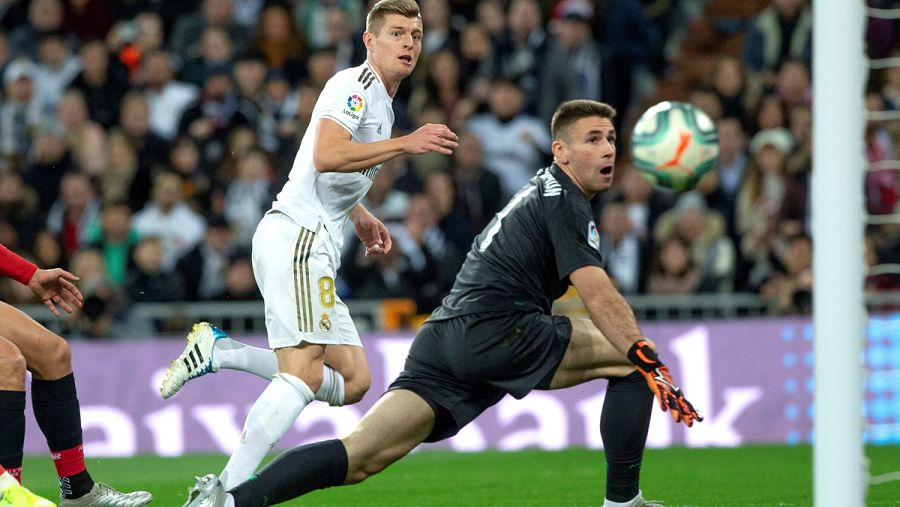Toni Kroos, en su acción en solitario que acabó contra el travesaño