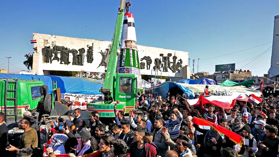 El árbol de Navidad de la plaza Tahrir, con fotos de los 'mártires' de las protestas de Irak