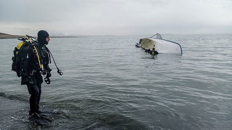 Buzos junto a la barcaza hundida en el lago Van, al este de Turquía, en la que viajaban un grupo de migrantes, de los que siete han muerto. Foto: DHA / DHA / AFP