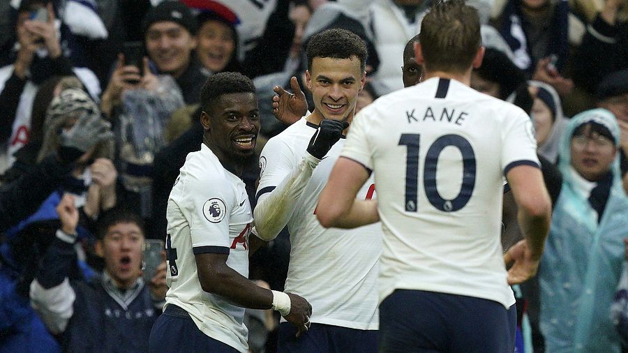 Dele Alli (C) celebra su gol frente al Brighton ante la mirada de Harry Kane (de espaldas).