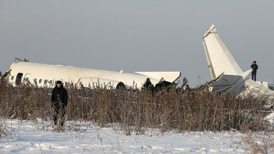 Personal de seguridad y de emergencias junto al avión estrellado cerca de Almaty.