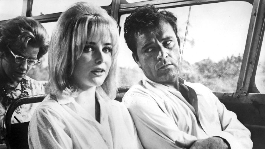 Un fotograma de 'La noche de la iguana', donde se ve a Sue Lyon con Richard Burton