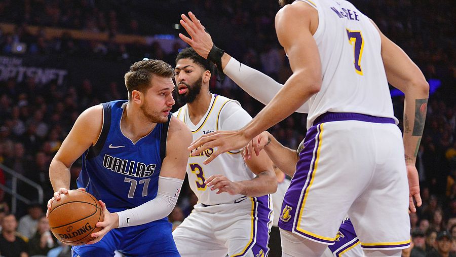 Luka Doncic (i), cubierto por los jugadores de los Lakers, entre ellos Anthony Davis (c).
