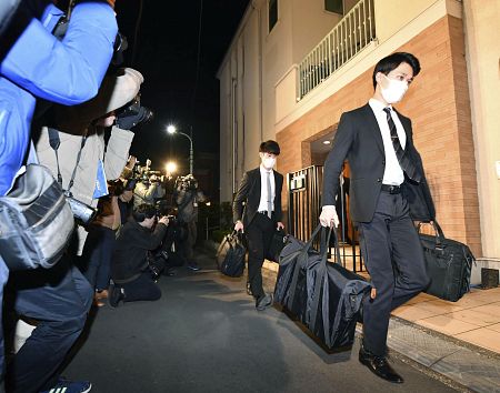 Investigadores de la Fiscalía de Tokio registran la residencia del expresidente de Nissan, Carlos Ghosn.