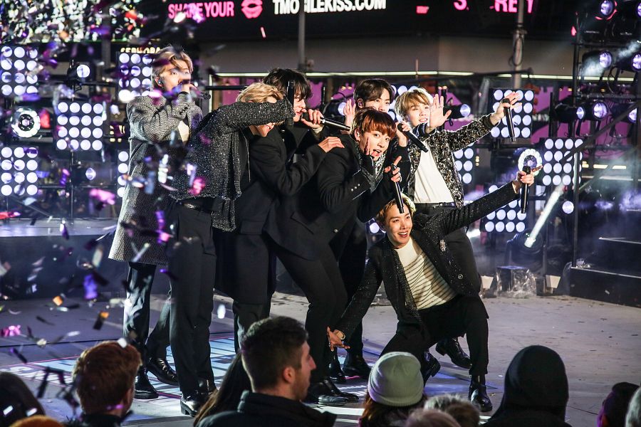 La banda de pop coreano BTS actúa en las celebraciones de Año Nuevo en Times Square.