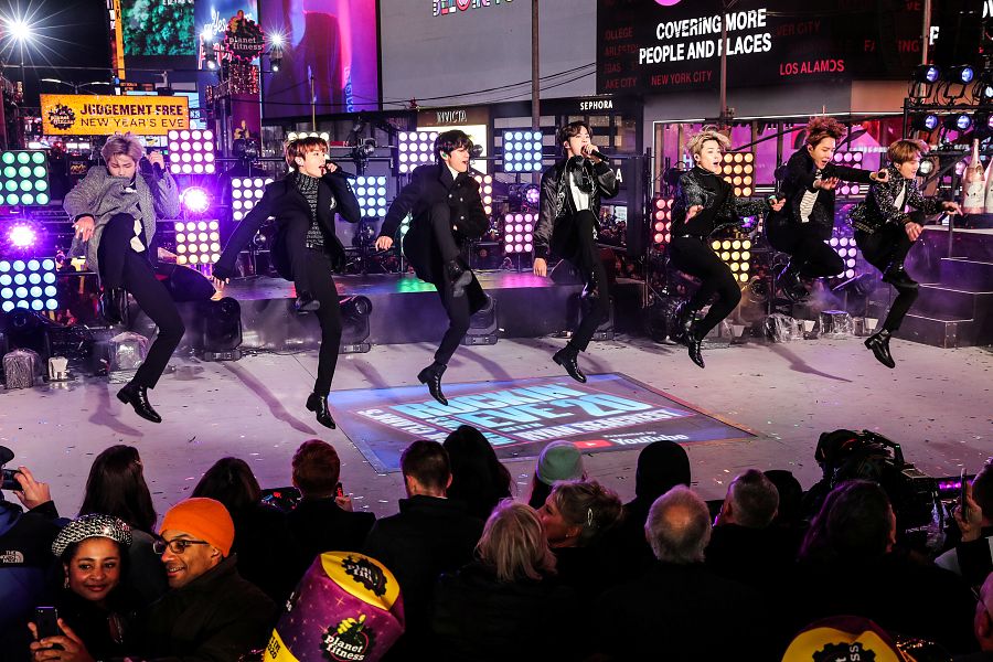 La banda de pop coreano BTS actúa en las celebraciones de Año Nuevo en Times Square.